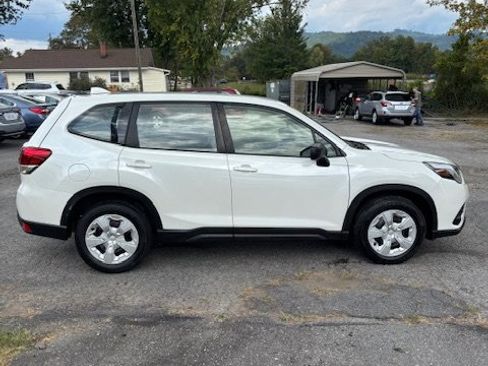 Used 2022 Subaru Forester 2.5i image 4