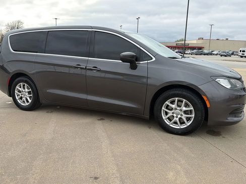 Used 2017 Chrysler Pacifica Touring image 25