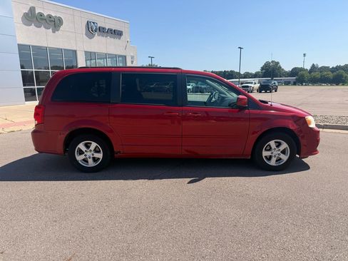 Used 2012 Dodge Grand Caravan SXT FWD image 2