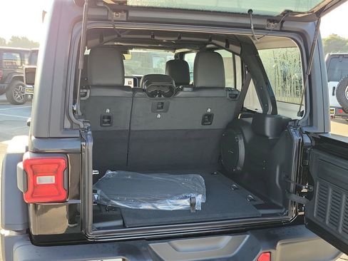 New 2026 Jeep Wrangler Unlimited Rubicon w/ Technology Group image 15