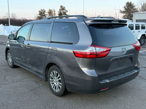 Used 2019 Toyota Sienna XLE w/ XLE Navigation Package image 7