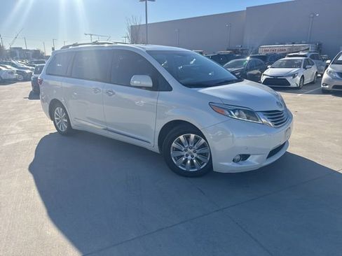 Used 2017 Toyota Sienna Limited image 1