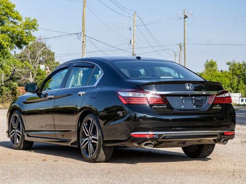 Used 2017 Honda Accord Touring image 7
