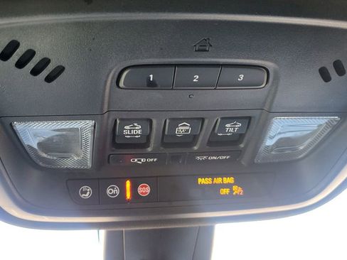 Used 2023 Chevrolet Traverse Premier image 39