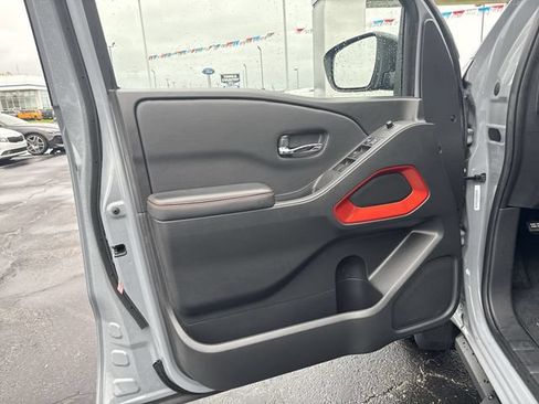 Used 2025 Nissan Frontier PRO-4X AWD/4WD image 10