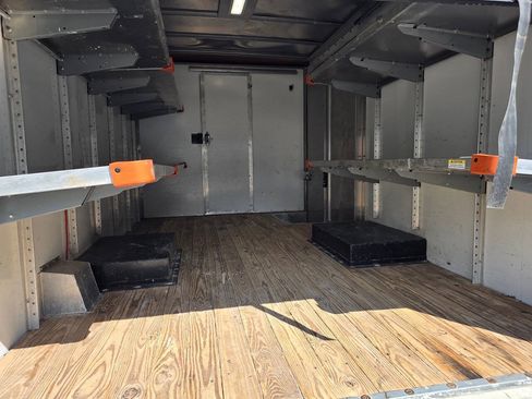Used 2022 Ford E-450 and Econoline 450 Super Duty RWD image 16