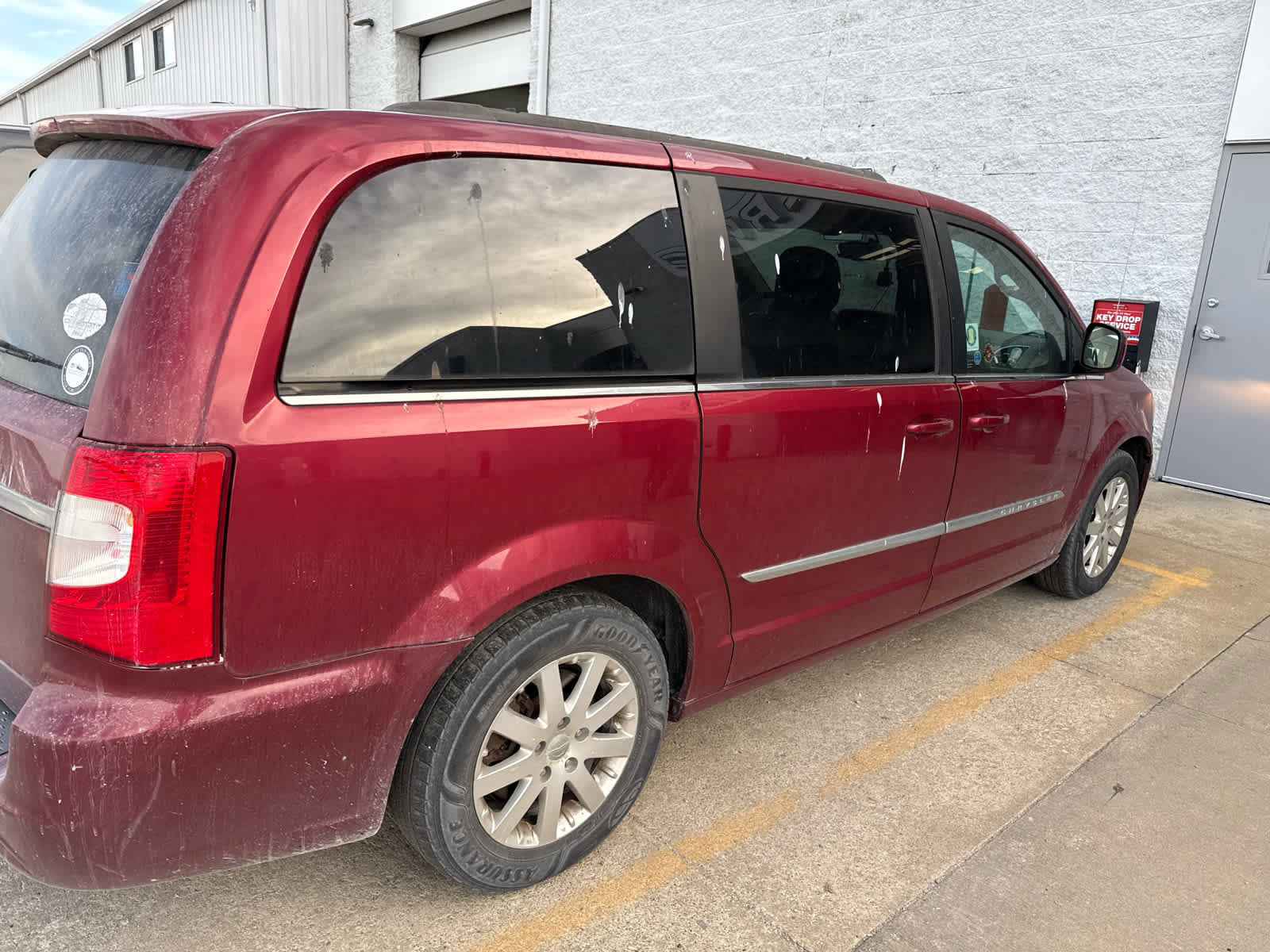 Used 2015 Chrysler Town & Country Touring FWD image 2