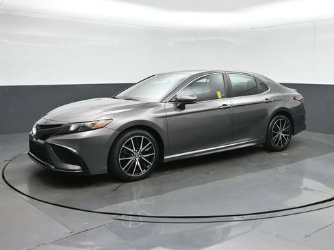 Used 2021 Toyota Camry SE FWD image 3
