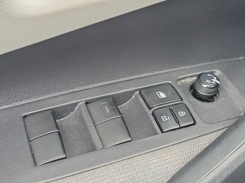 Used 2020 Toyota Corolla LE image 29