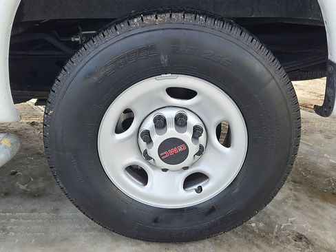 Used 2024 GMC Savana 2500 w/ Driver Convenience Package image 12