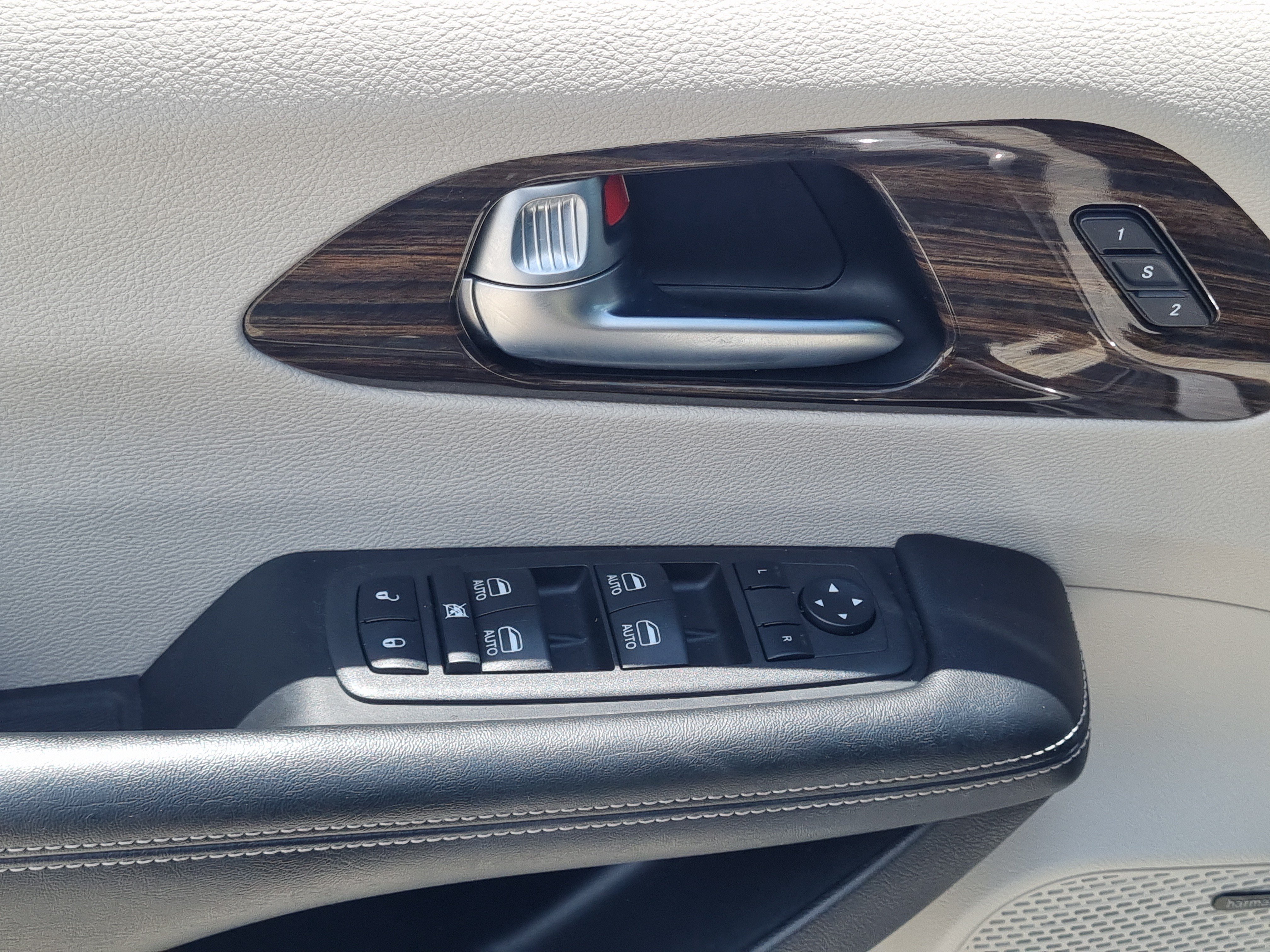 Used 2022 Chrysler Pacifica Limited AWD/4WD image 22