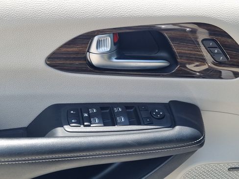 Used 2022 Chrysler Pacifica Limited AWD/4WD image 22