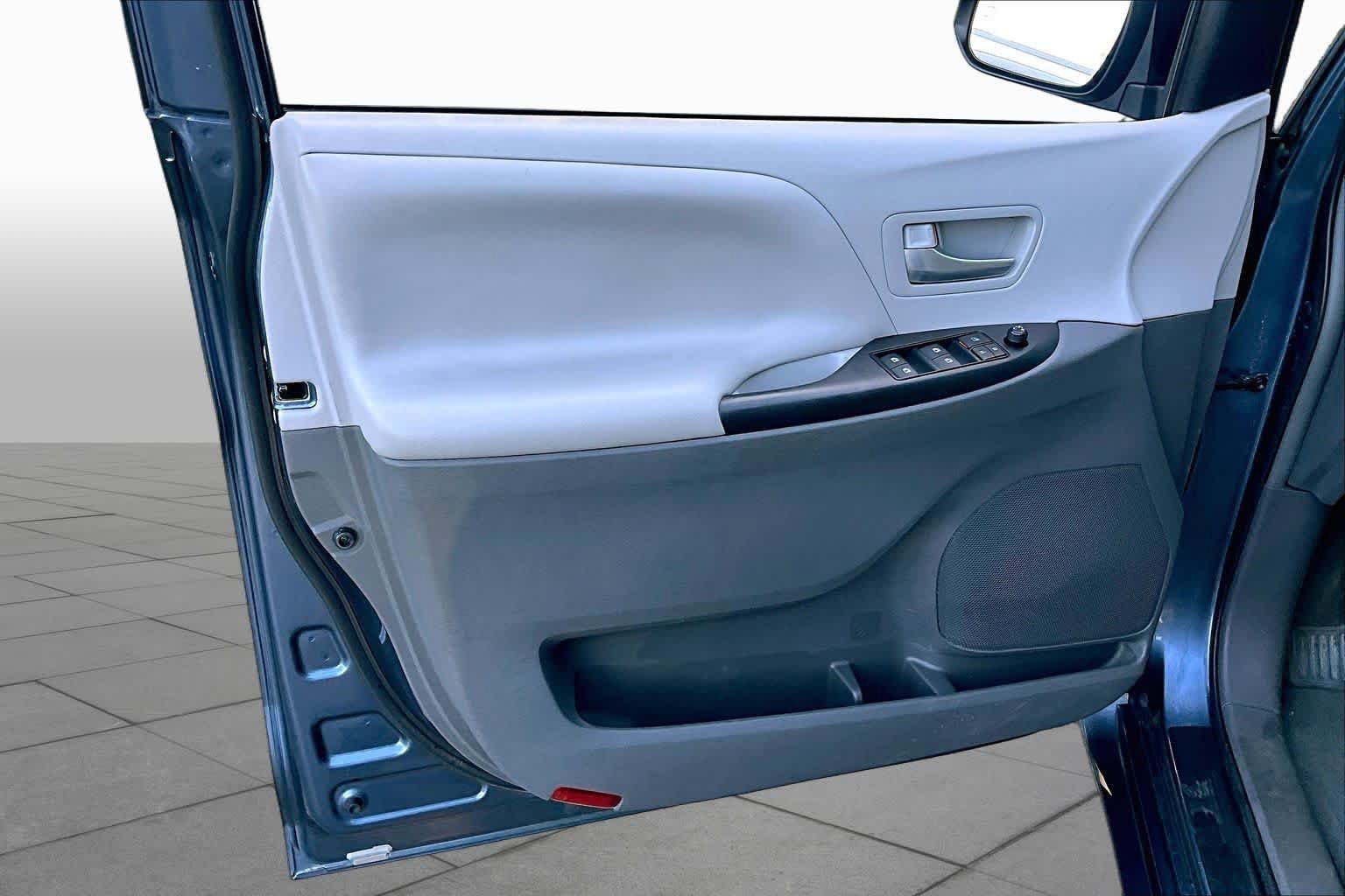 Certified 2017 Toyota Sienna LE FWD image 20