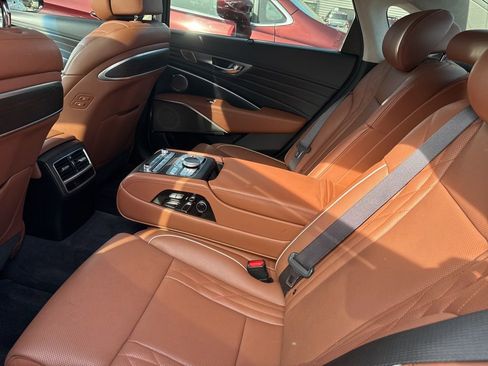 Used 2019 Kia K900 Luxury w/ VIP Package image 16