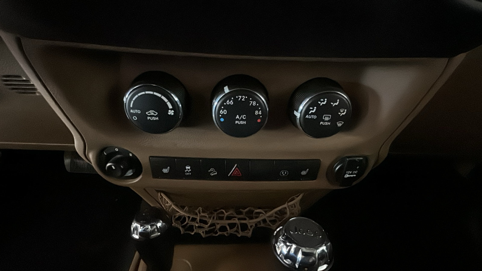 Used 2017 Jeep Wrangler Unlimited Sahara w/ Connectivity Group AWD/4WD image 26