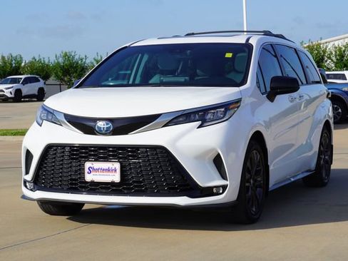 Used 2023 Toyota Sienna XSE FWD image 3