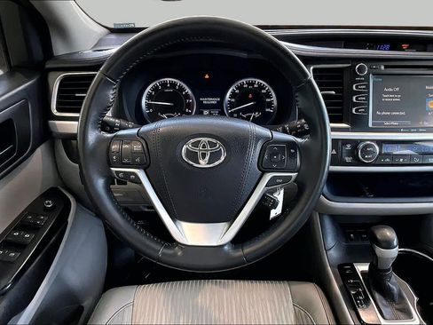 Used 2016 Toyota Highlander Plus FWD image 5