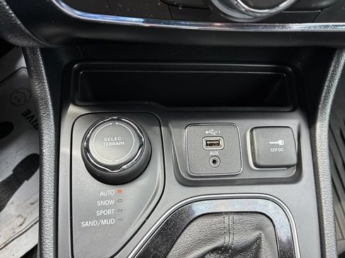 Used 2023 Jeep Cherokee Altitude Lux w/ Mopar Interior Package AWD/4WD image 32