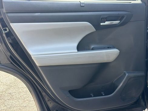 Used 2023 Toyota Highlander XLE FWD image 20