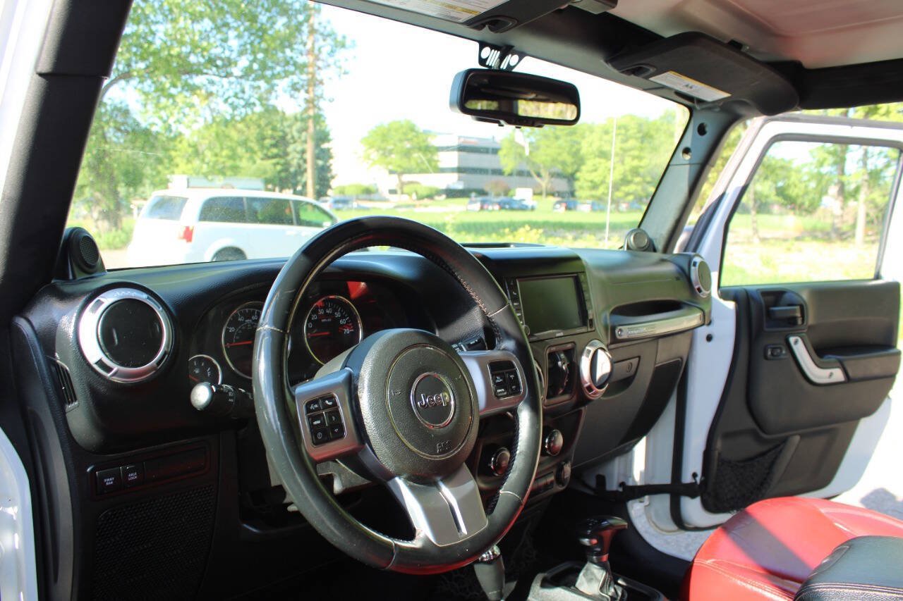 Used 2013 Jeep Wrangler Unlimited Rubicon AWD/4WD image 25