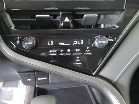Used 2024 Toyota Camry SE w/ Cold Weather Package FWD image 16