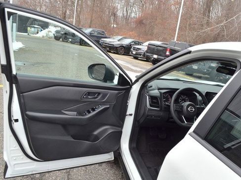 Used 2024 Nissan Rogue S image 15