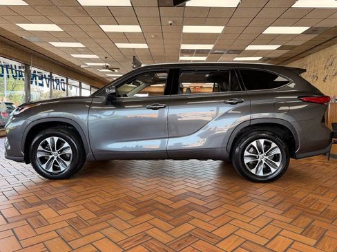 Used 2022 Toyota Highlander XLE FWD image 5