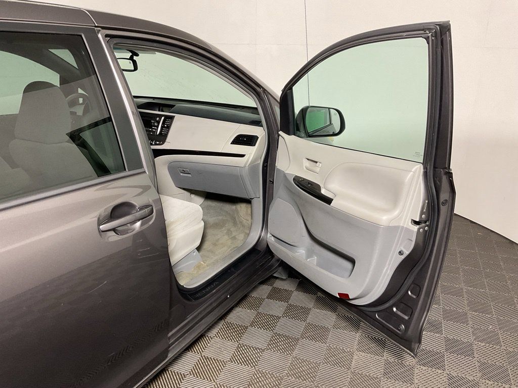 Used 2013 Toyota Sienna LE w/ Towing Pkg FWD image 31