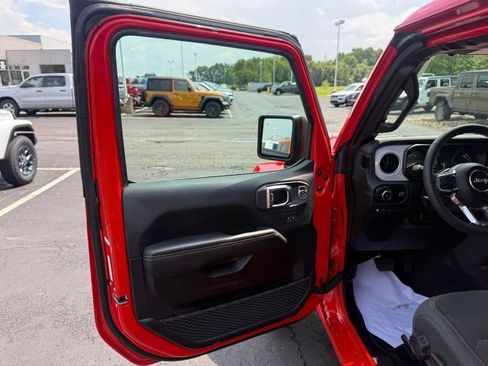 Used 2025 Jeep Wrangler Unlimited Sahara w/ Safety Group AWD/4WD image 13