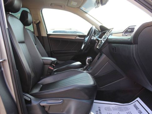 Used 2022 Volkswagen Tiguan SE FWD image 9