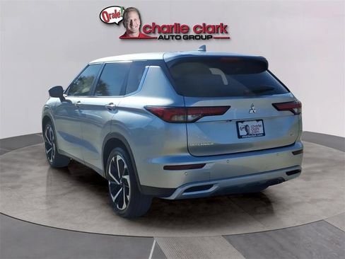Used 2023 Mitsubishi Outlander SE image 3