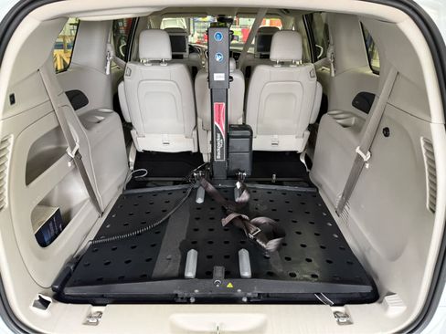 Used 2019 Chrysler Pacifica Touring-L Plus w/ Advanced Safetytec Group image 24