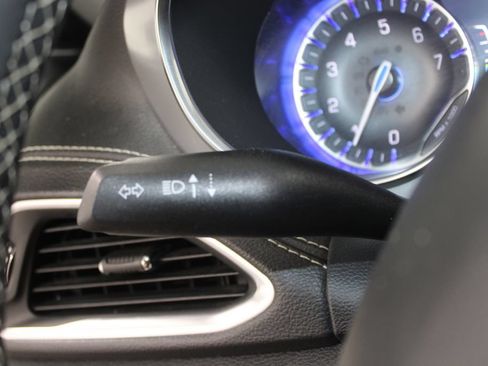 Used 2025 Chrysler Pacifica Limited FWD image 24