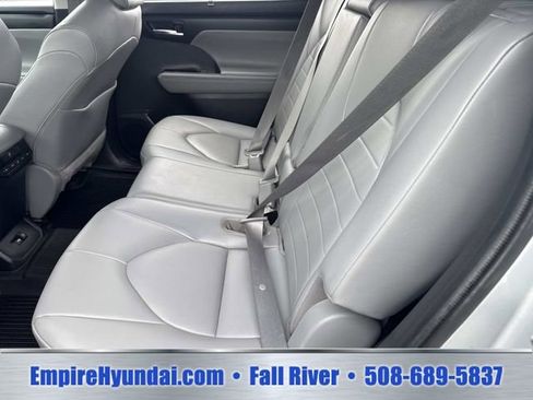 Used 2020 Toyota Highlander XLE AWD/4WD image 16