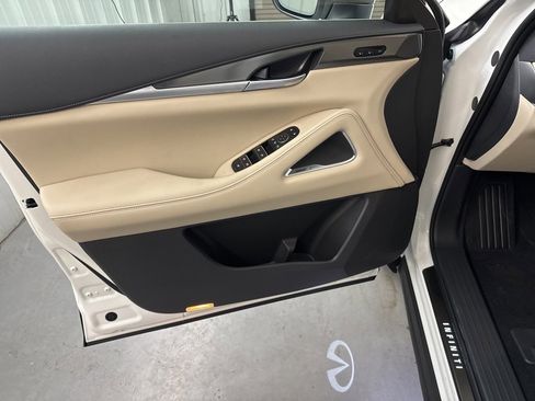 Certified 2025 INFINITI QX60 Luxe w/ Vision Package image 8