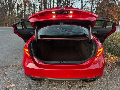 Used 2017 Alfa Romeo Giulia w/ Sport Appearance Package image 10