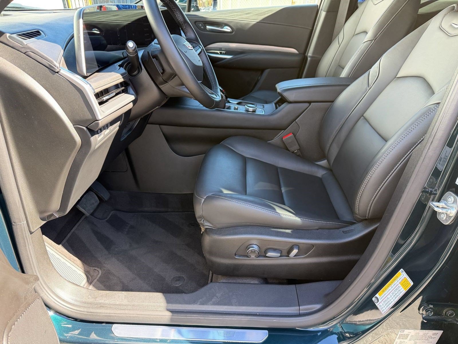 Used 2025 Cadillac XT4 Premium Luxury FWD image 4