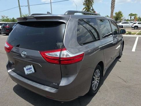 Used 2019 Toyota Sienna XLE FWD image 3
