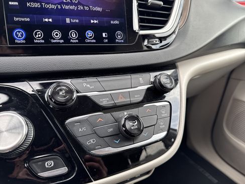 Used 2017 Chrysler Pacifica Touring FWD image 22