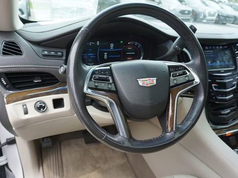 Used 2019 Cadillac Escalade ESV Luxury RWD image 27
