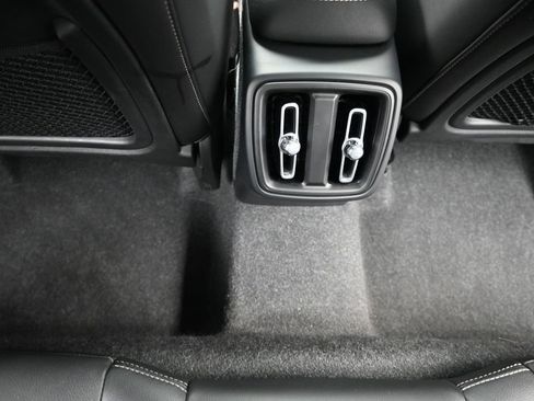 Used 2024 Volvo XC40 B5 Plus w/ Protection Package Premier AWD/4WD image 12