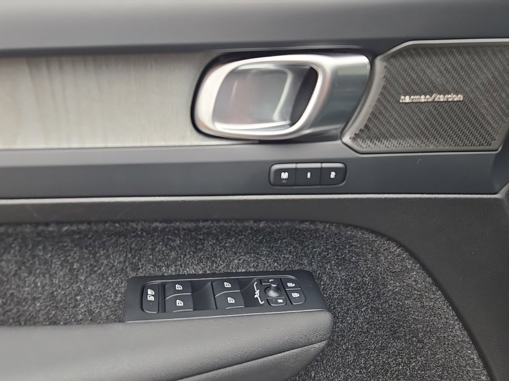 Certified 2025 Volvo XC40 B5 Ultra AWD/4WD image 18