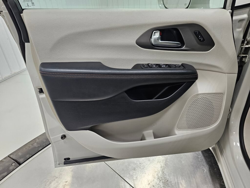 Used 2020 Chrysler Pacifica Touring-L FWD image 30