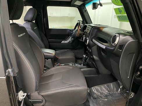 Used 2018 Jeep Wrangler Rubicon w/ Power Convenience Group image 14