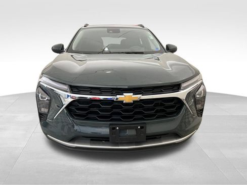 Used 2025 Chevrolet Trax LT FWD image 9