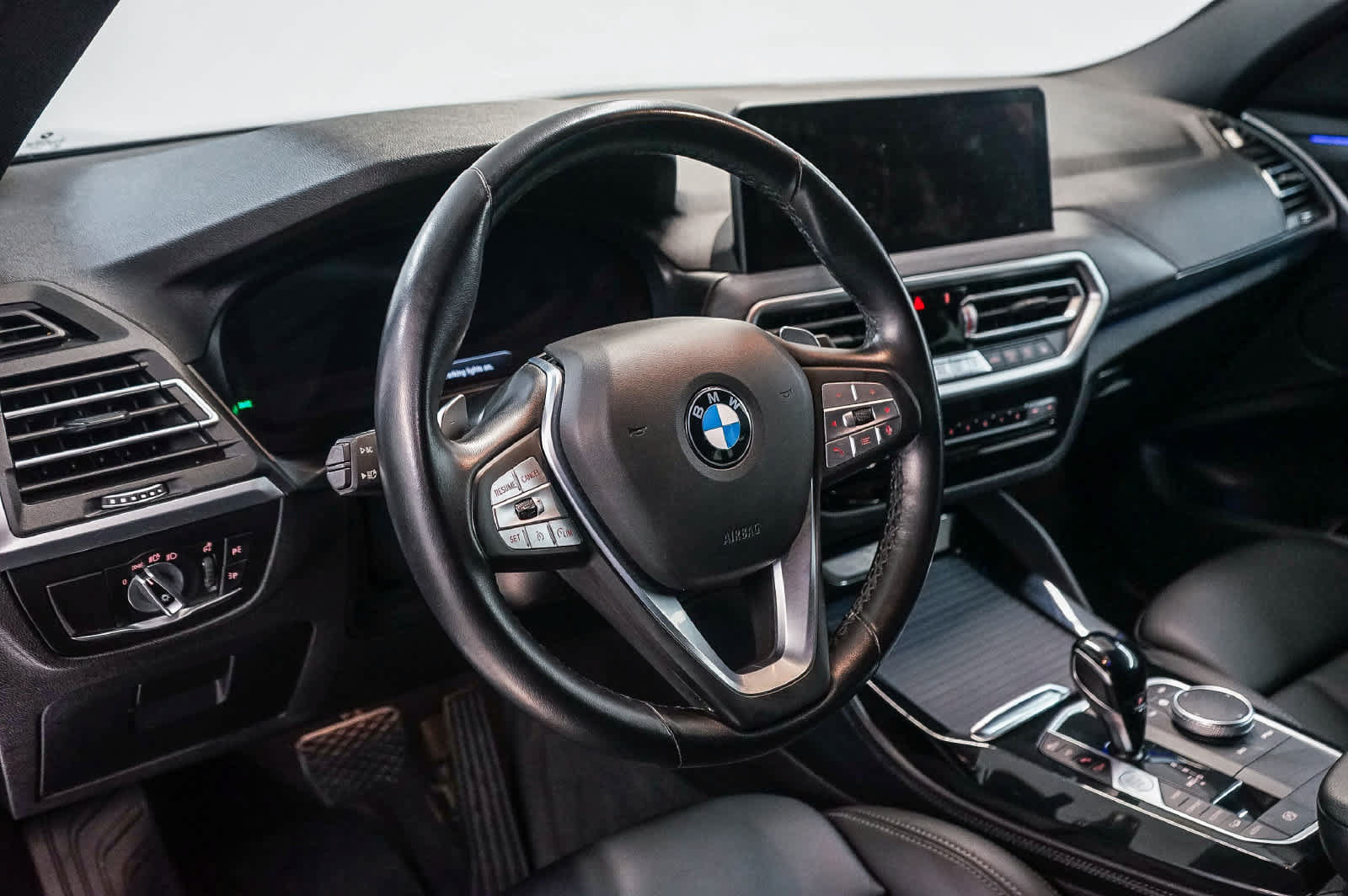 Used 2022 BMW X4 xDrive30i w/ Parking Assistance Package AWD/4WD image 2