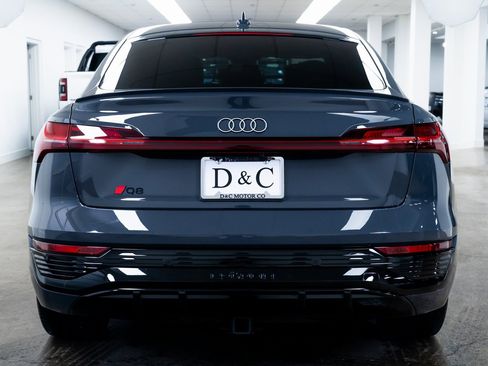 Used 2024 Audi Q8 e-tron Premium Plus image 5