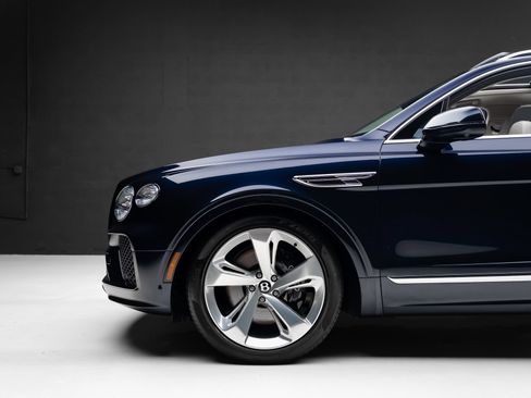 Used 2024 Bentley Bentayga AWD/4WD image 18