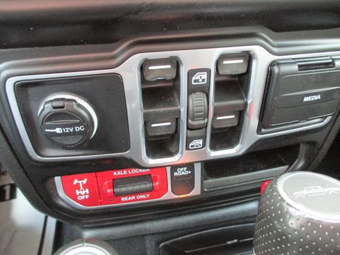 Used 2021 Jeep Gladiator Mojave w/ Cold Weather Group AWD/4WD image 17