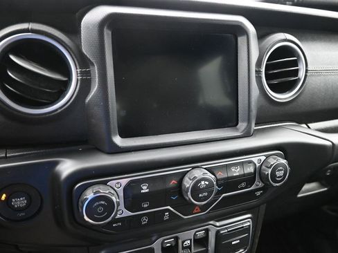 Used 2018 Jeep Wrangler Unlimited Sahara AWD/4WD image 17